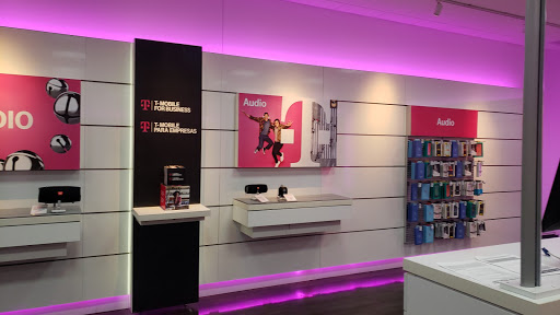 Cell Phone Store «T-Mobile», reviews and photos, 4680 W Broad St, Columbus, OH 43228, USA
