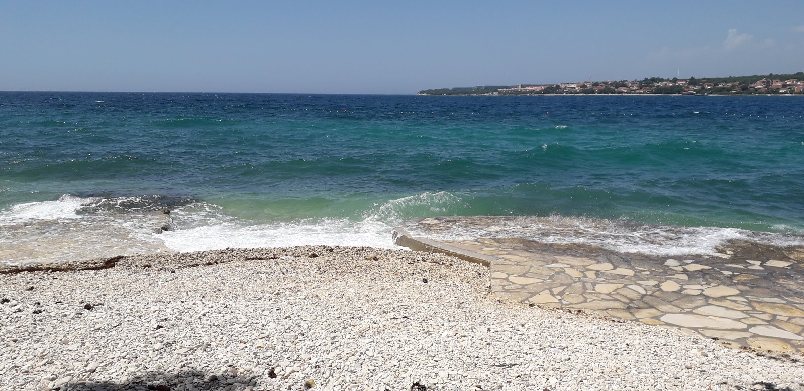 Petrcane beach的照片 带有碧绿色纯水表面