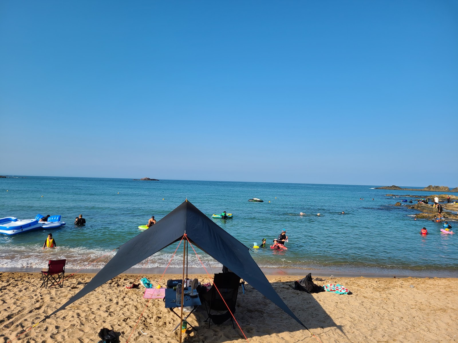 Foto av Odo 1-ri Beach med blå rent vatten yta