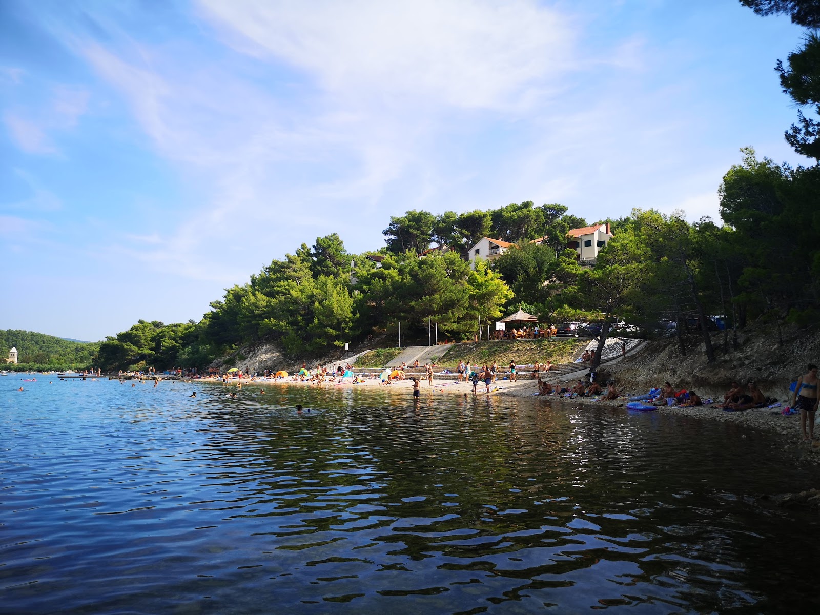 Karin Gornji II'in fotoğrafı açık yeşil su yüzey ile