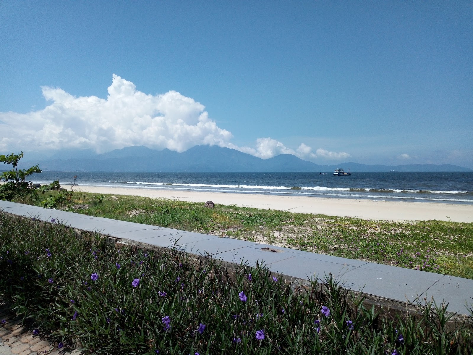 Thanh Khe Beach'in fotoğrafı - rahatlamayı sevenler arasında popüler bir yer