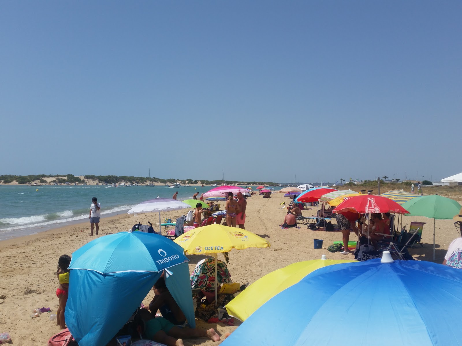 Foto von Playa de Sancti-Petri mit türkisfarbenes wasser Oberfläche