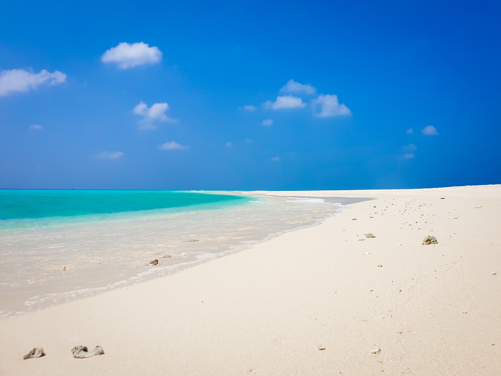 Meyyafushi Island Beach的照片 带有碧绿色纯水表面