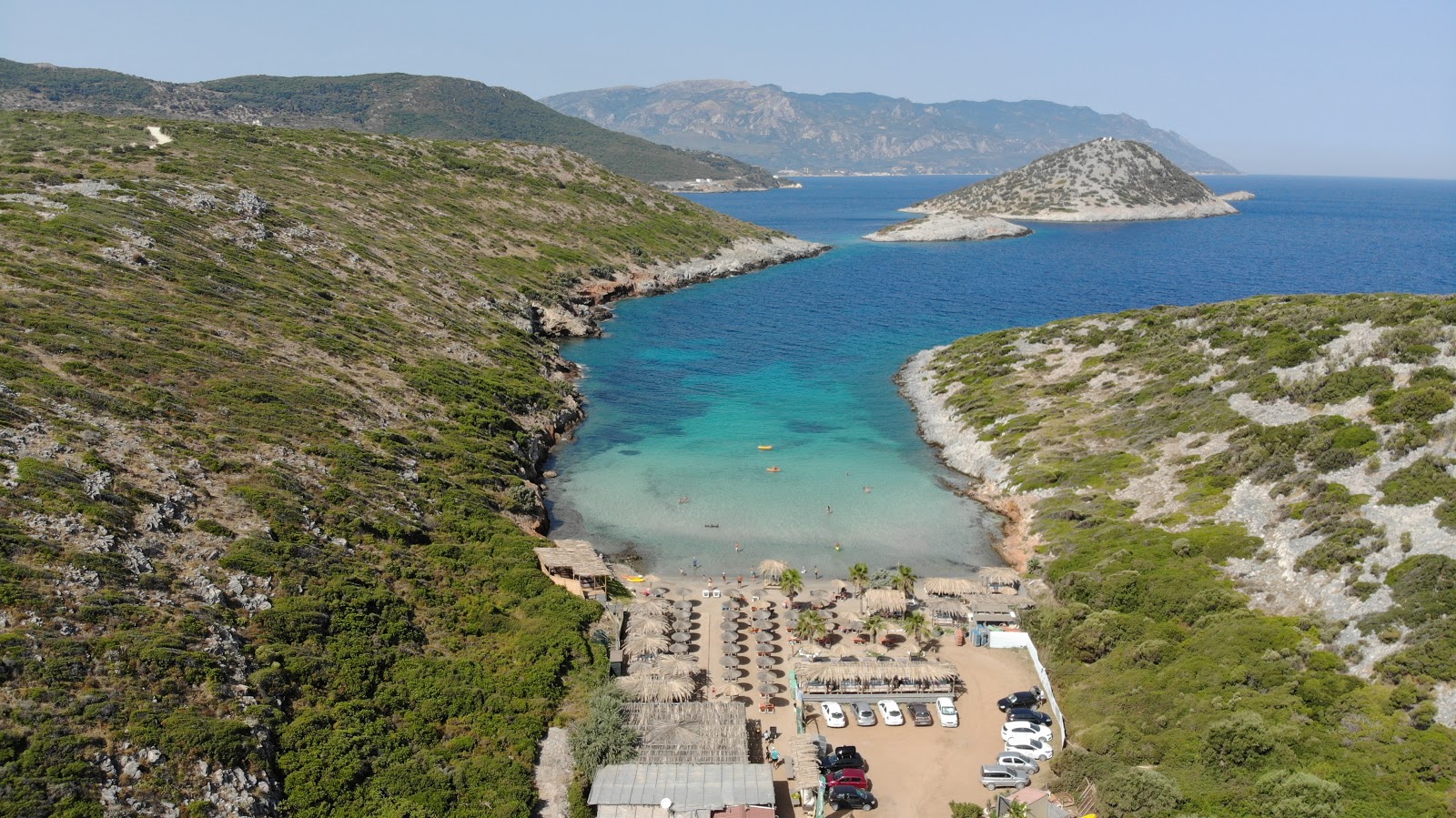 Foto de Livadaki beach con agua verde claro superficie