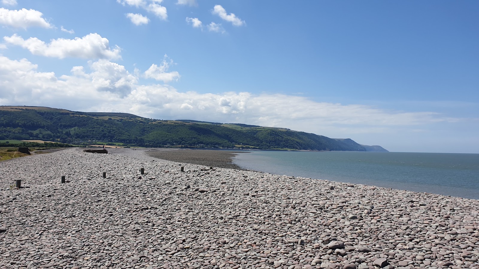 Foto de Playa de Bossington con agua cristalina superficie