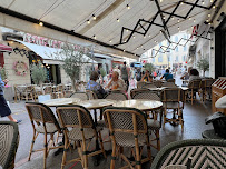 Atmosphère du Café Hoche Cannes - Restaurant, Brasserie, Salon de thé Rue Hoche - n°3