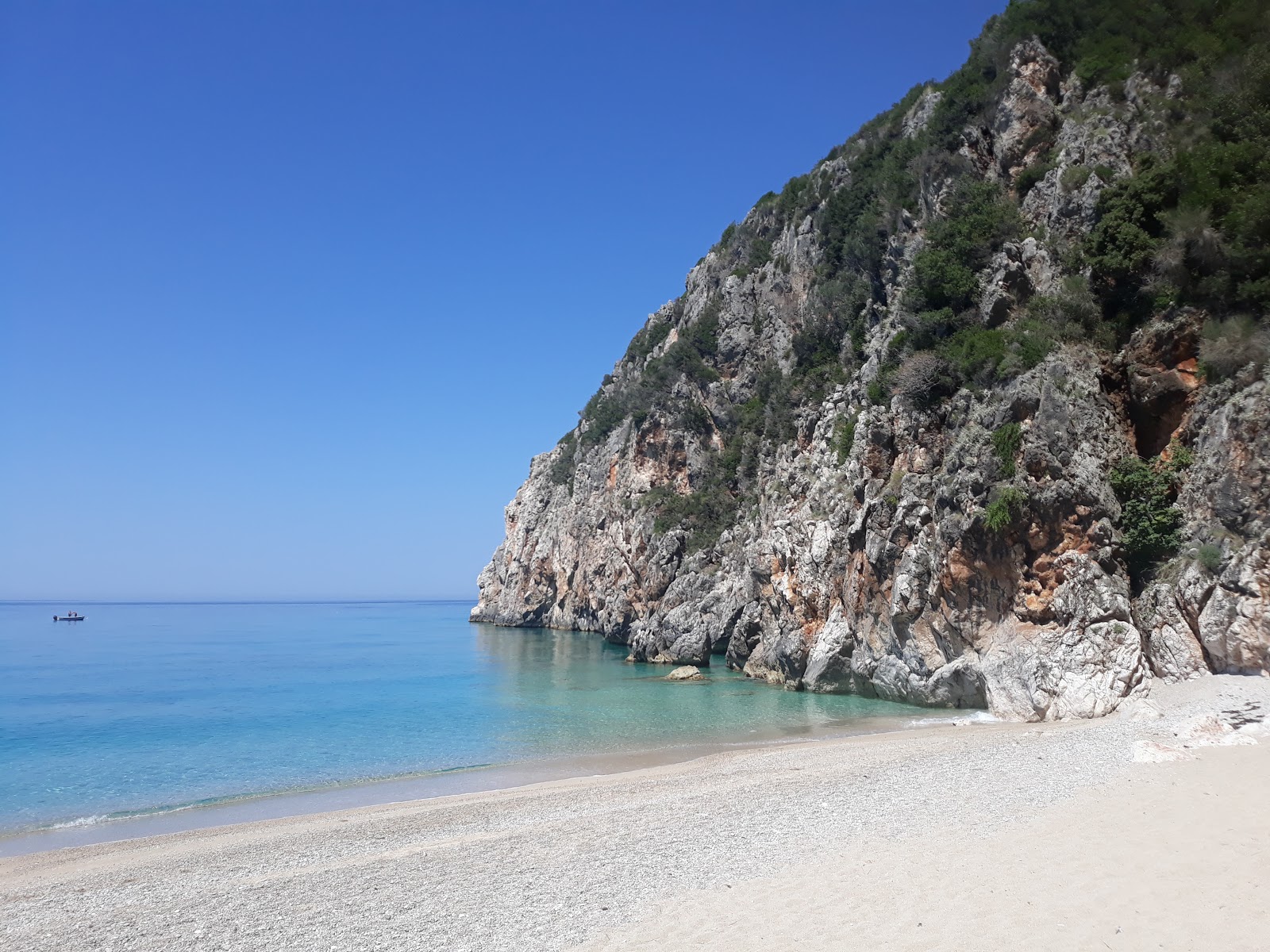 Foto di Spiaggia di Me Shpella con baia piccola