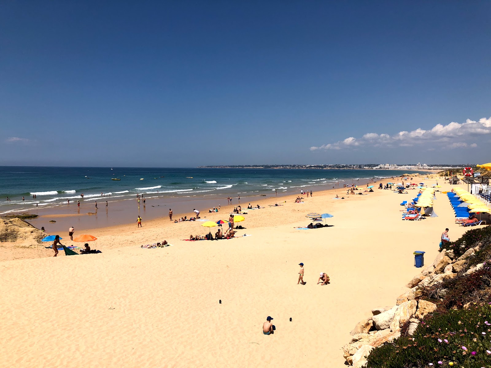 Foto van Praia dos Salgados met turquoise puur water oppervlakte