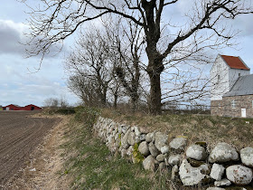 Mærkelig udbygning på kirkediget