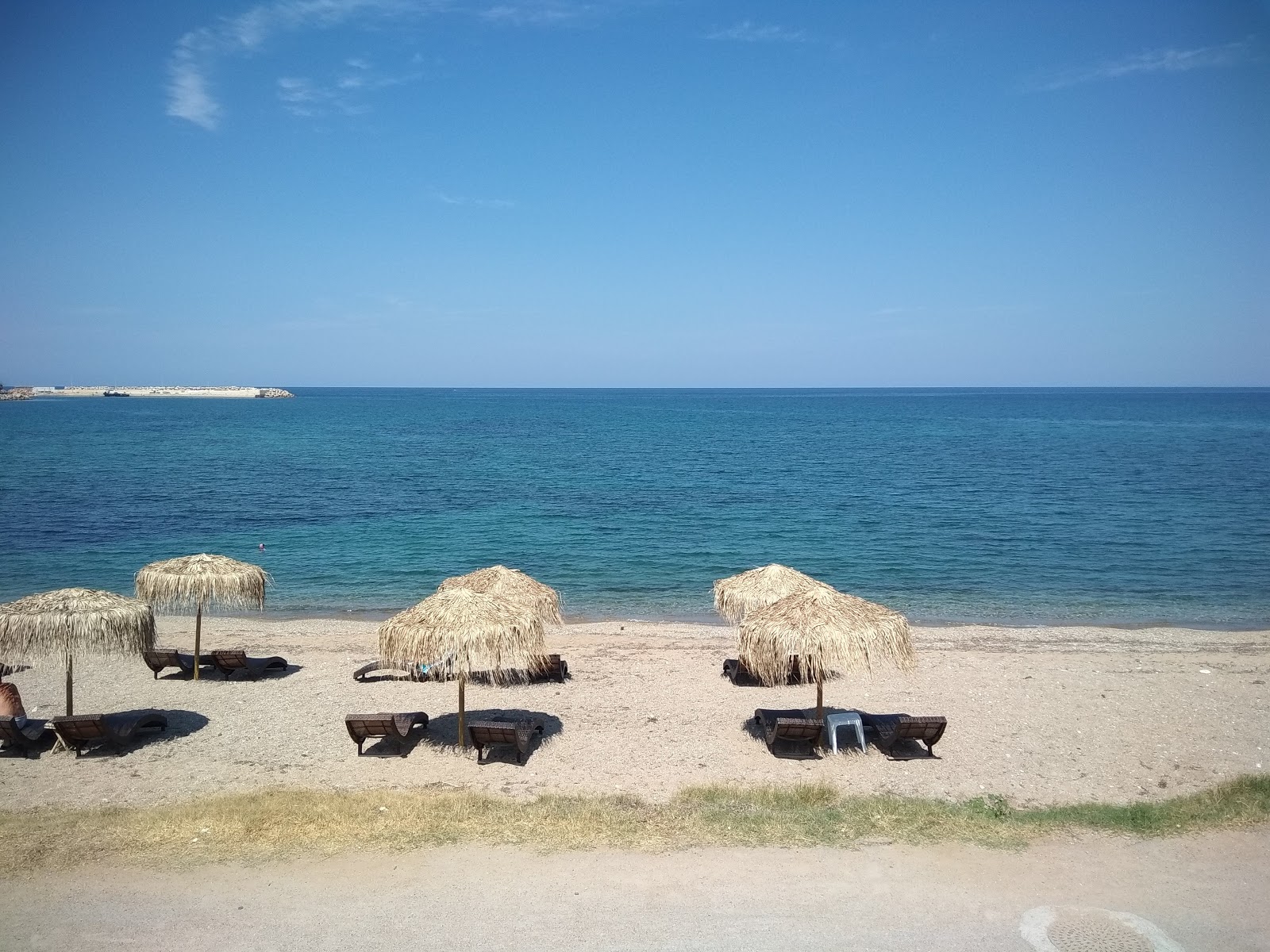 Foto av Kiparissia III med rymlig strand