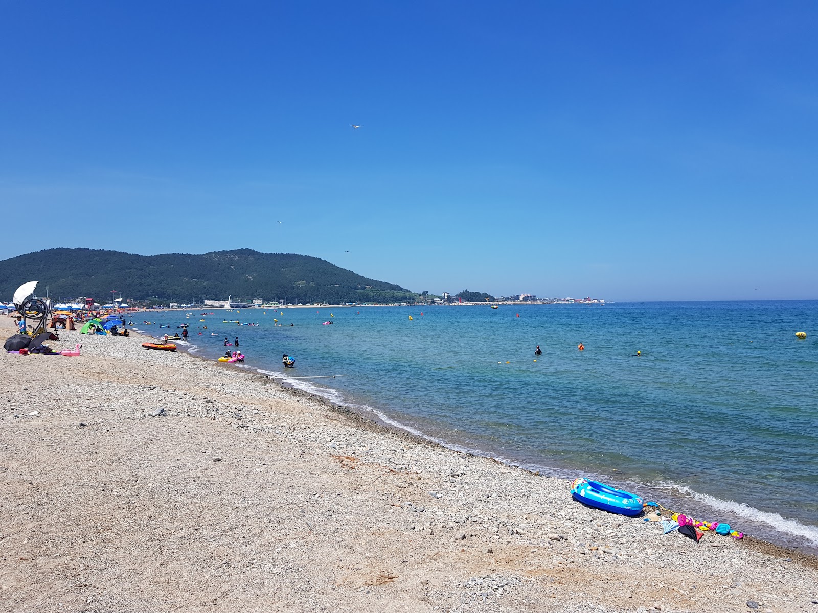 Zdjęcie Wolpo Beach z powierzchnią szary piasek i kamyczki