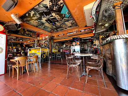 Heartbreak American Bar - Playa de Levante, Avinguda Alcoi, 10, 03503 Benidorm, Alicante, Spain