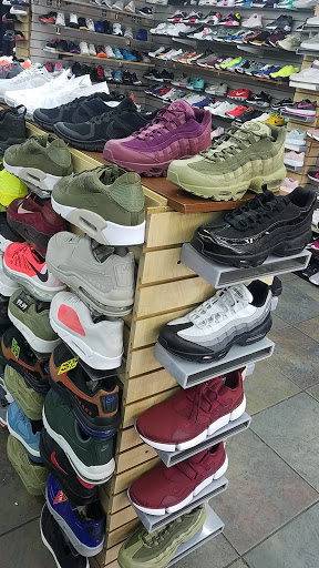 Shoe Store «Outlet Shoes & Rugs», reviews and photos, 221 E Ledbetter Dr, Dallas, TX 75216, USA