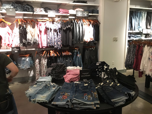 Clothing Store «Abercrombie & Fitch», reviews and photos, 560 Great Mall Dr, Milpitas, CA 95035, USA