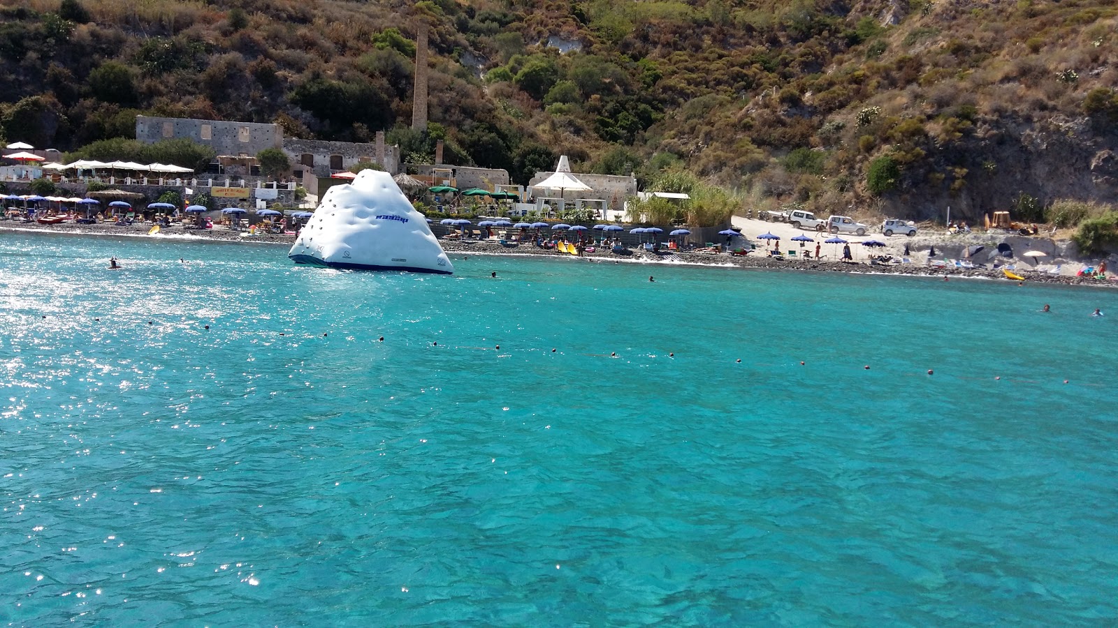 Photo de Spiaggia - Lido Blu Lounge protégé par des falaises