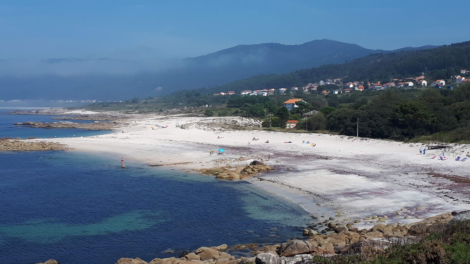 Foto de Praia do Mar de Lira apoiado por penhascos