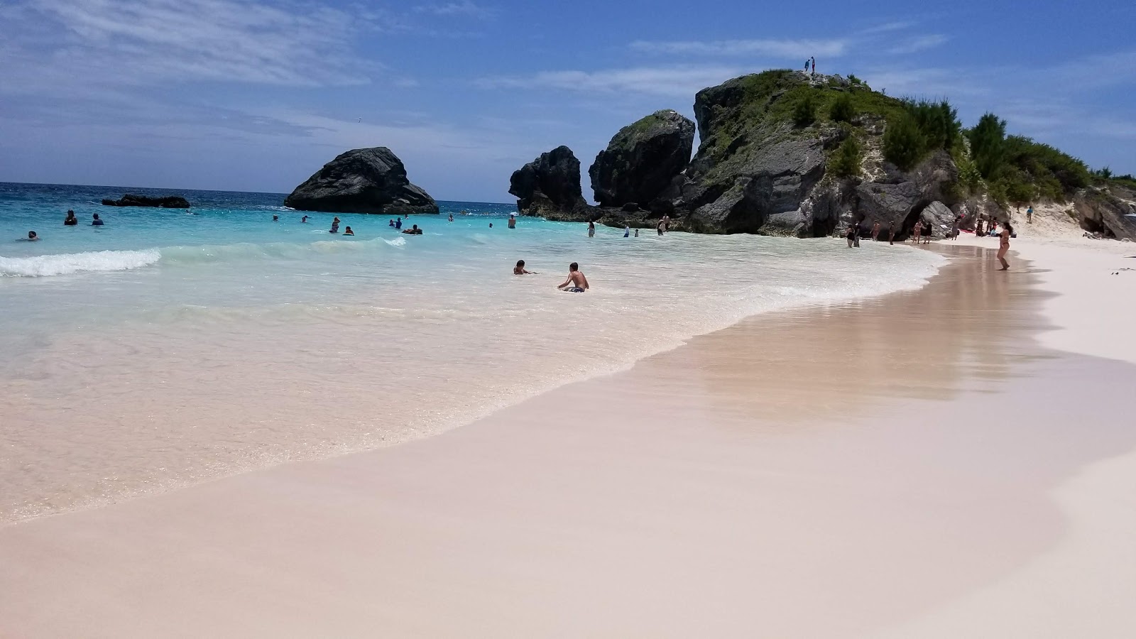 Foto de Playa de la Bahía de la Herradura con agua cristalina superficie