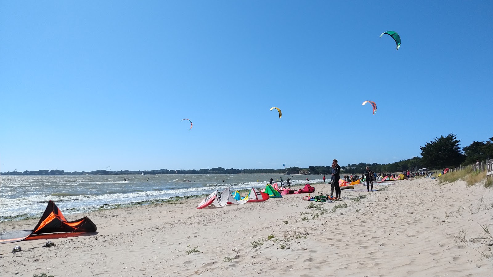 Foto von Plage de Pont-Mahe mit türkisfarbenes wasser Oberfläche