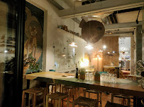 Atmosphère du Restaurant de tapas L'Abri - restaurant & chai de vinification à Marseille - n°11