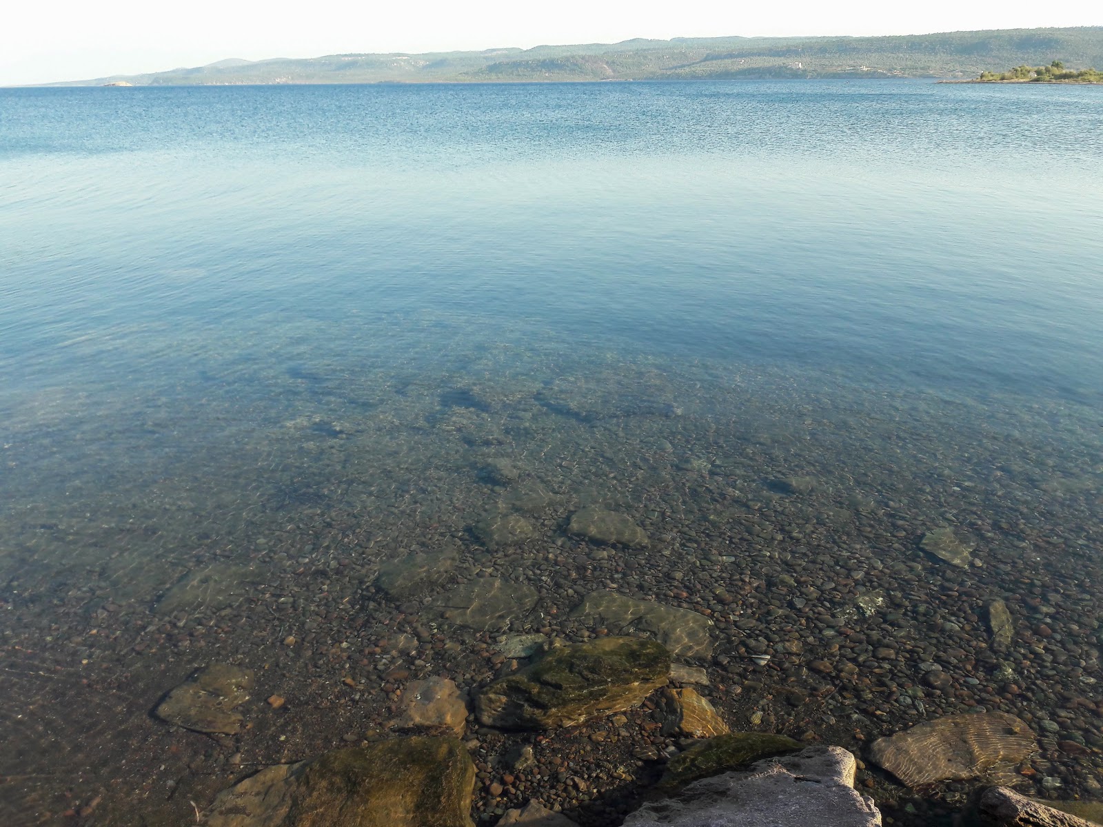 Foto van Agios Stefanos II met blauw puur water oppervlakte