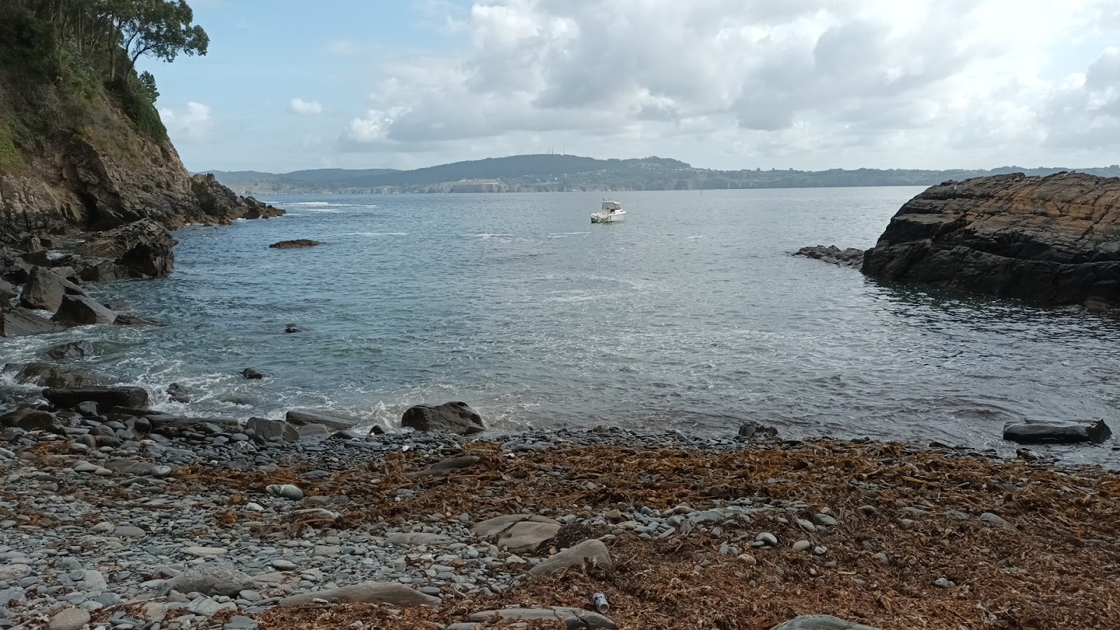 Foto di Playa de las Pedregueiras con una superficie del ciottoli grigi