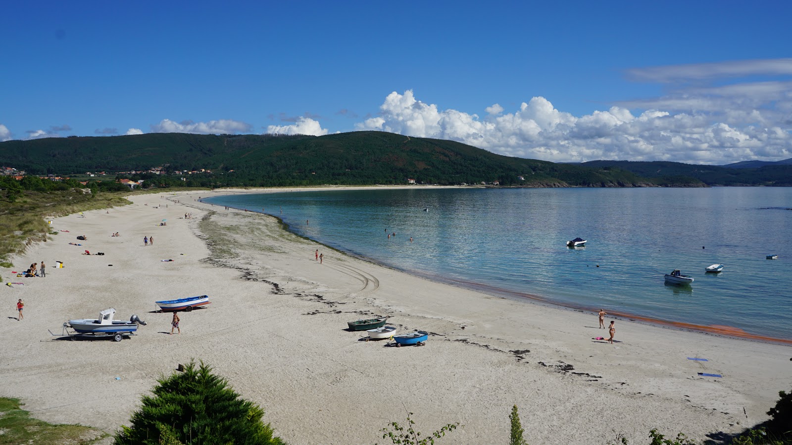Fotografie cu Plaja Langosteira cu o suprafață de apă pură albastră