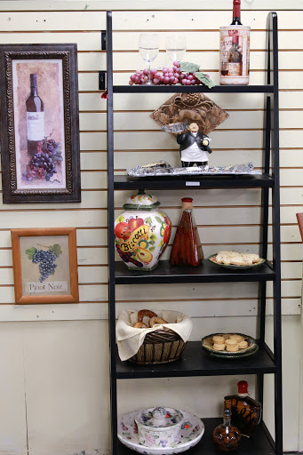 Used Clothing Store «T.E.A.M. Resale Shop», reviews and photos, 300 W Main St, Tomball, TX 77375, USA