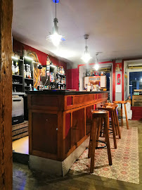 Atmosphère du Restaurant L'Arôme Antique cave a Vin à Murat - n°12