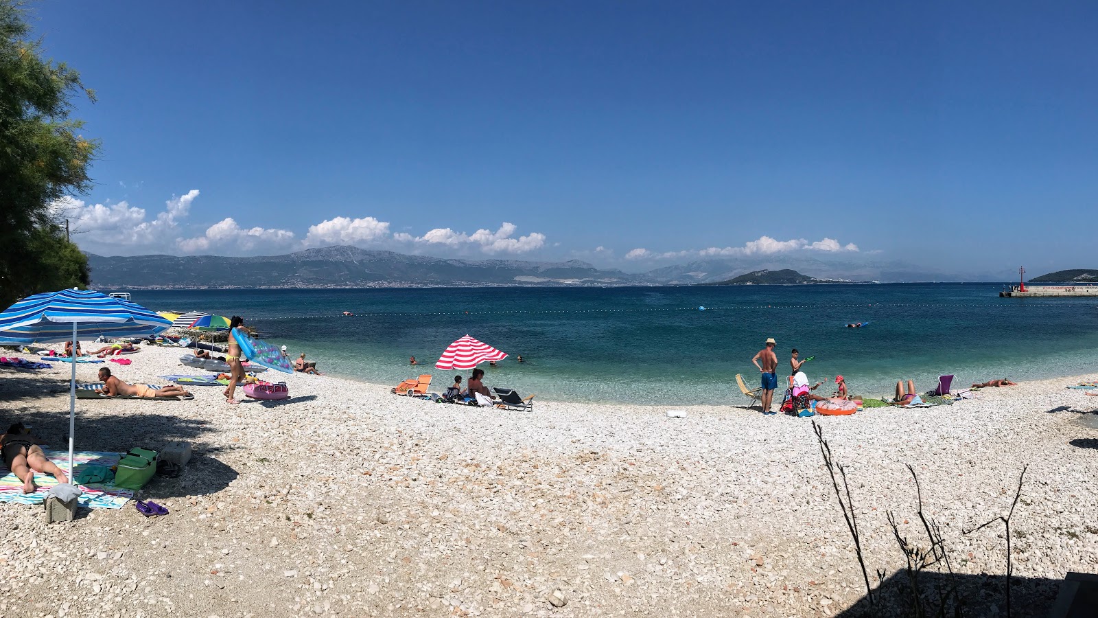 Slatine III beach的照片 具有非常干净级别的清洁度