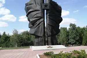 Monument Boyevoy I Trudovoy Slavy image