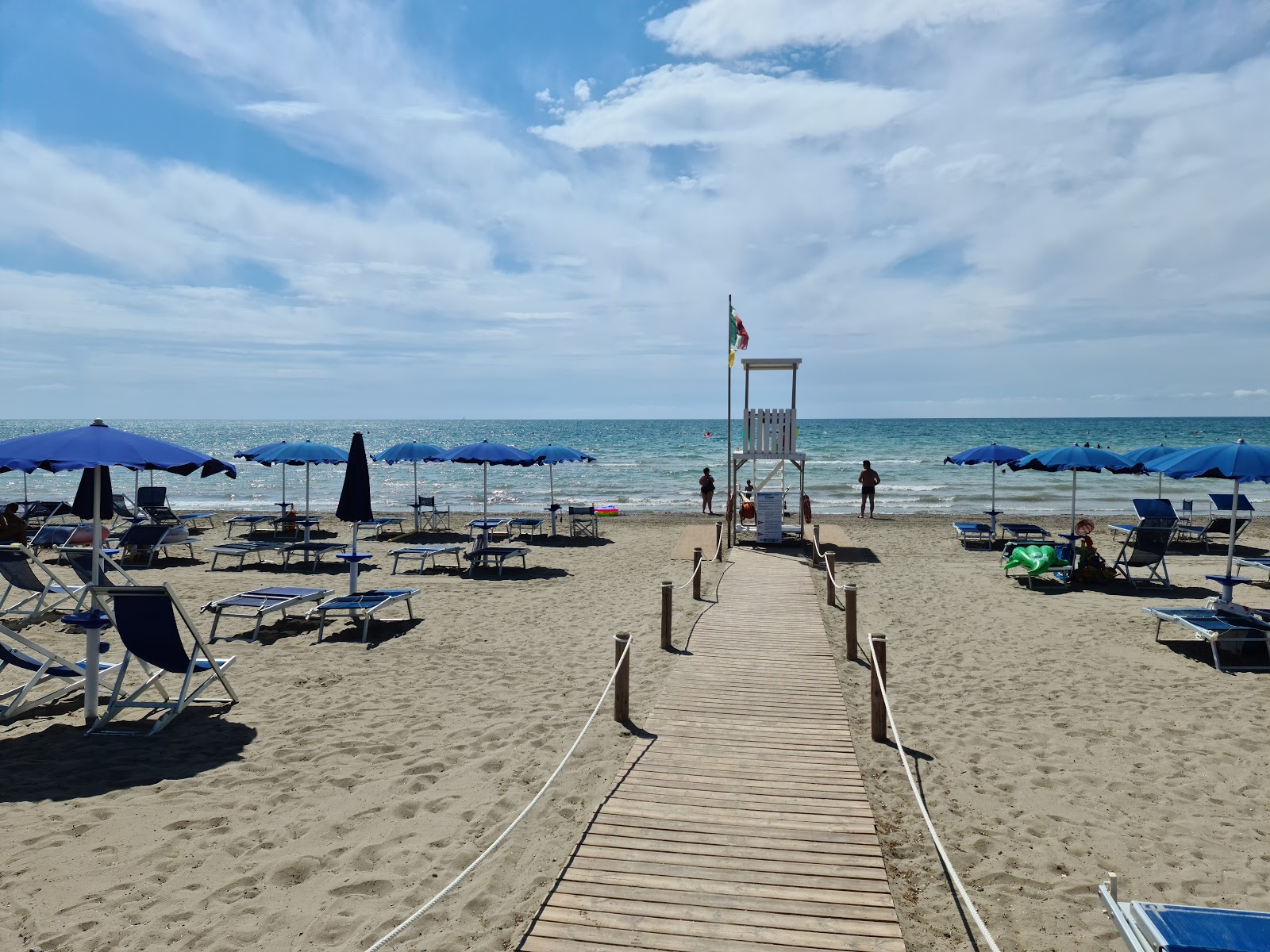 Foto de Mazzanta beach con agua azul superficie