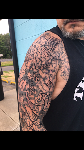 Tattoo Shop «Knuckle Up Tattoo Co.», reviews and photos, 2083 Irvin Cobb Dr, Paducah, KY 42003, USA