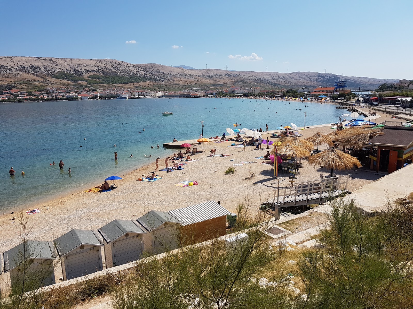 Foto von Hauptstrand mit kleine, beiger kiesel Oberfläche