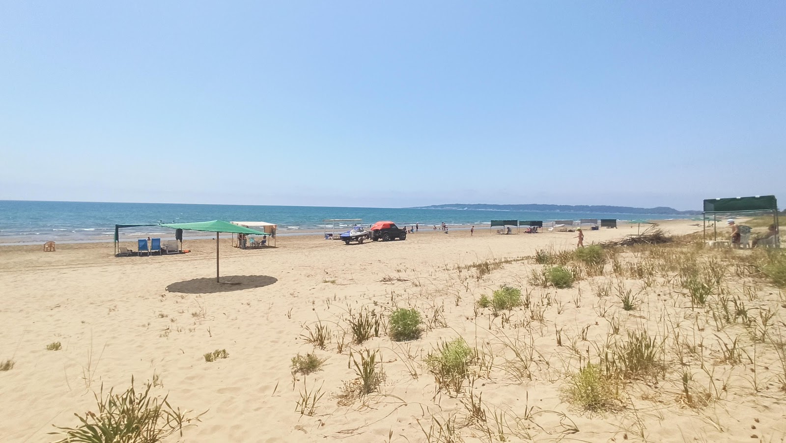 Fotografie cu Letrina beach cu o suprafață de nisip beige fin