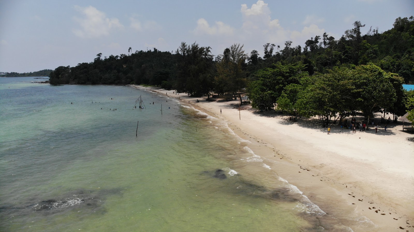 Foto von Tegar Putri Beach mit türkisfarbenes wasser Oberfläche