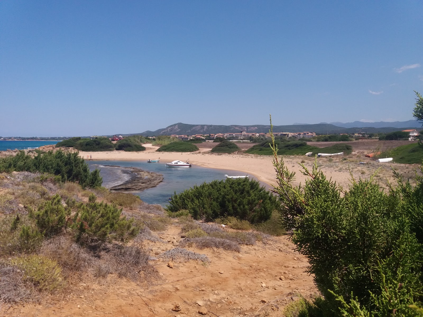 Fotografija Romanos beach II z rjavi pesek površino