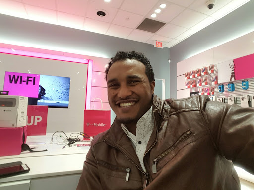 Cell Phone Store «T-Mobile», reviews and photos, 17401 Southcenter Pkwy Suite 121, Tukwila, WA 98188, USA
