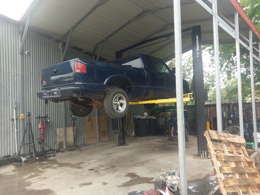 Used Car Dealer «Car Country», reviews and photos, 420 E Kingsbury St, Seguin, TX 78155, USA