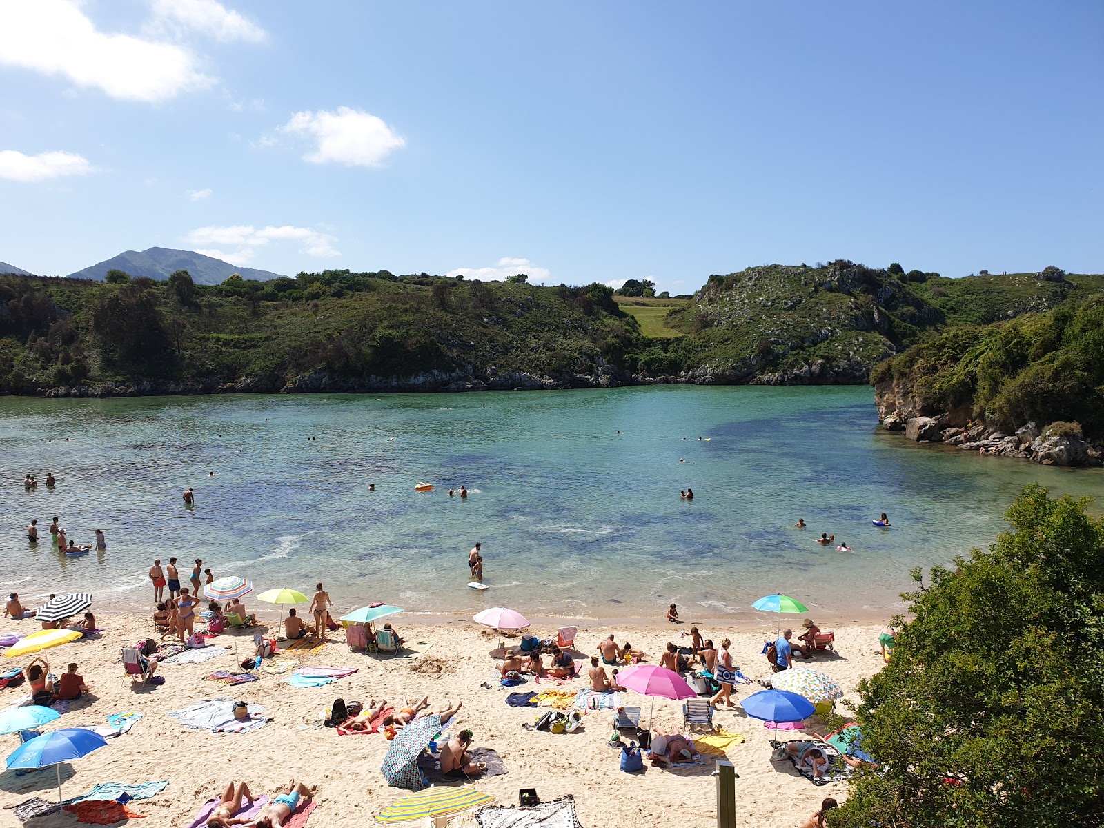 Foto de Playa de Poo con muy limpia nivel de limpieza
