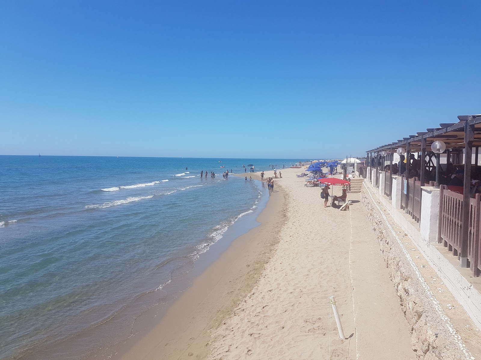 Zingarini beach的照片 带有蓝色的水表面