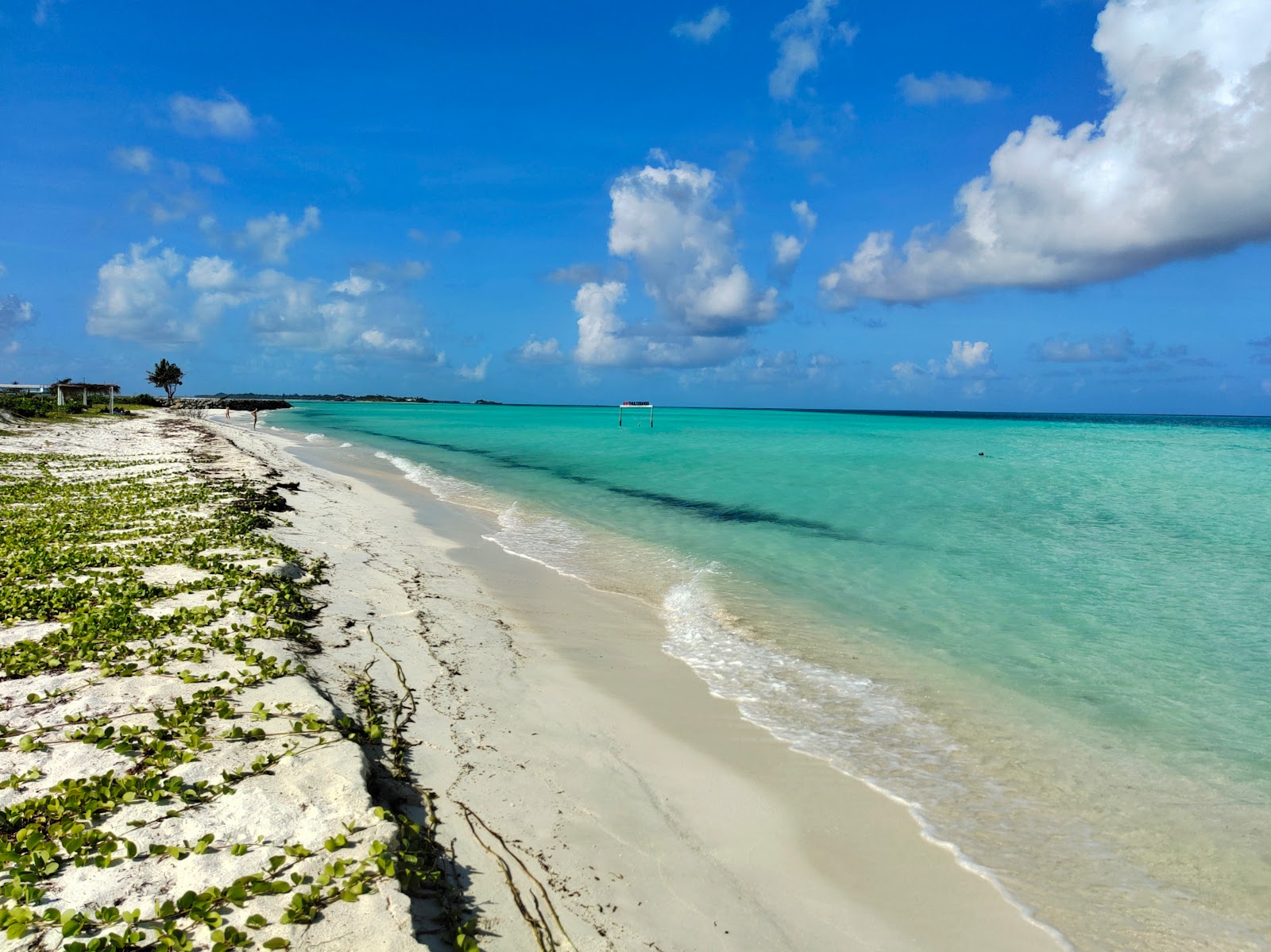 Dream Beach Thulusdhoo'in fotoğrafı beyaz kum yüzey ile