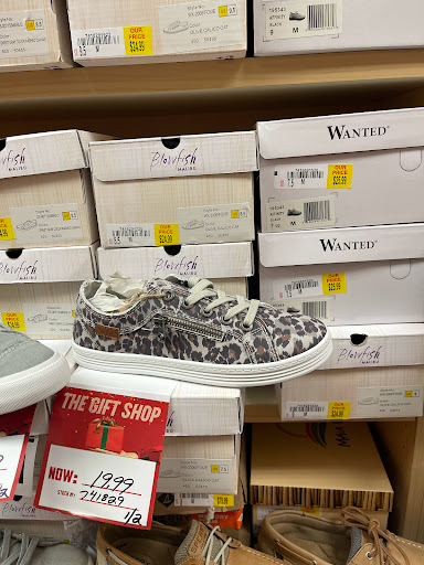 Shopping Mall «The Lakes Mall», reviews and photos, 5600 Harvey St, Muskegon, MI 49444, USA