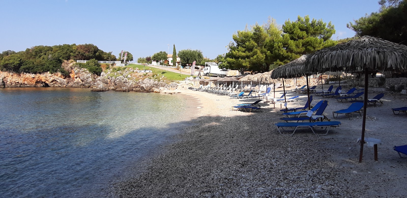 Foto af Kamini beach med hvid fin sten overflade