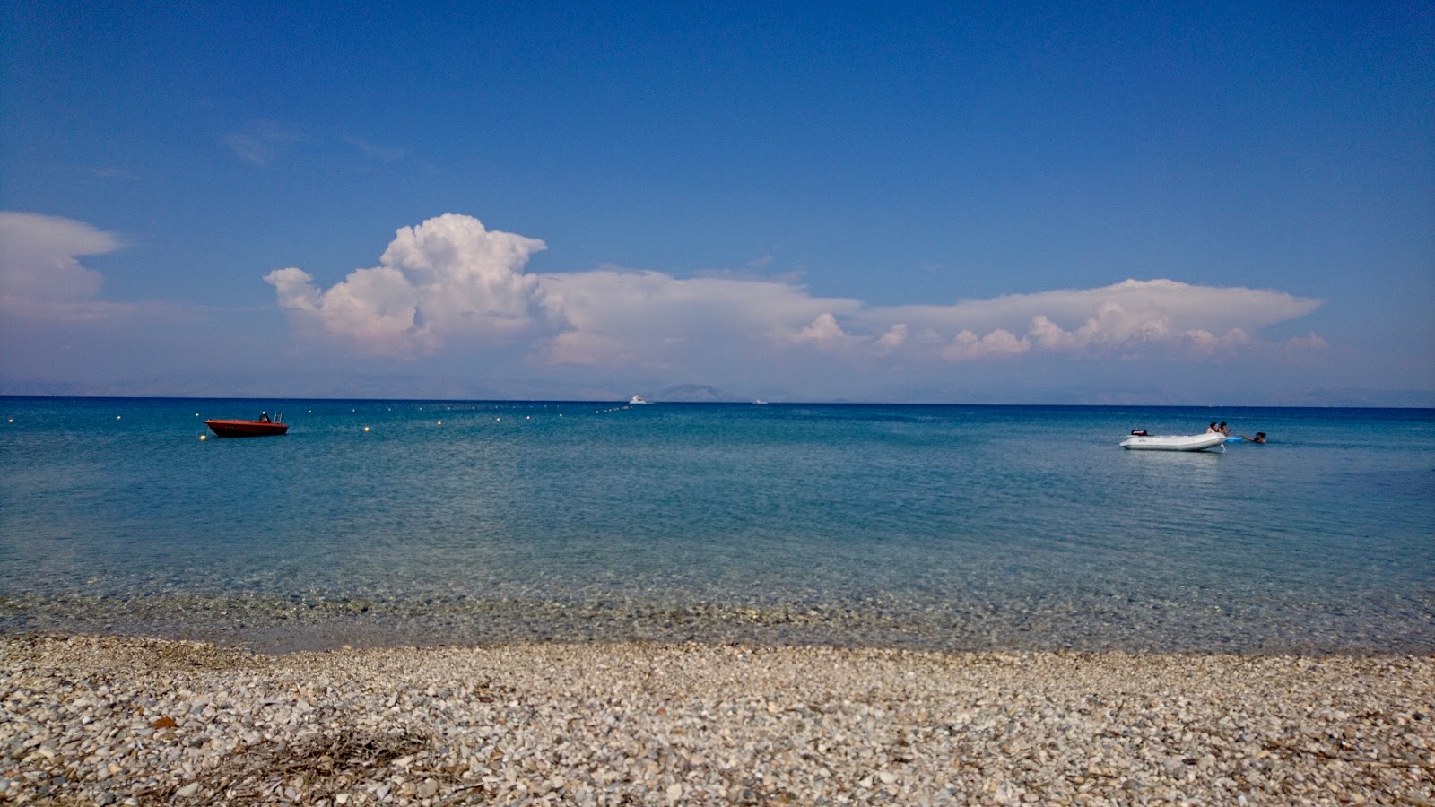 Paralia Mesoggi'in fotoğrafı geniş bir kıyı şeridi ile birlikte