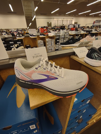 Shoe Store «DSW Designer Shoe Warehouse», reviews and photos, 10060 Reisterstown Rd, Owings Mills, MD 21117, USA