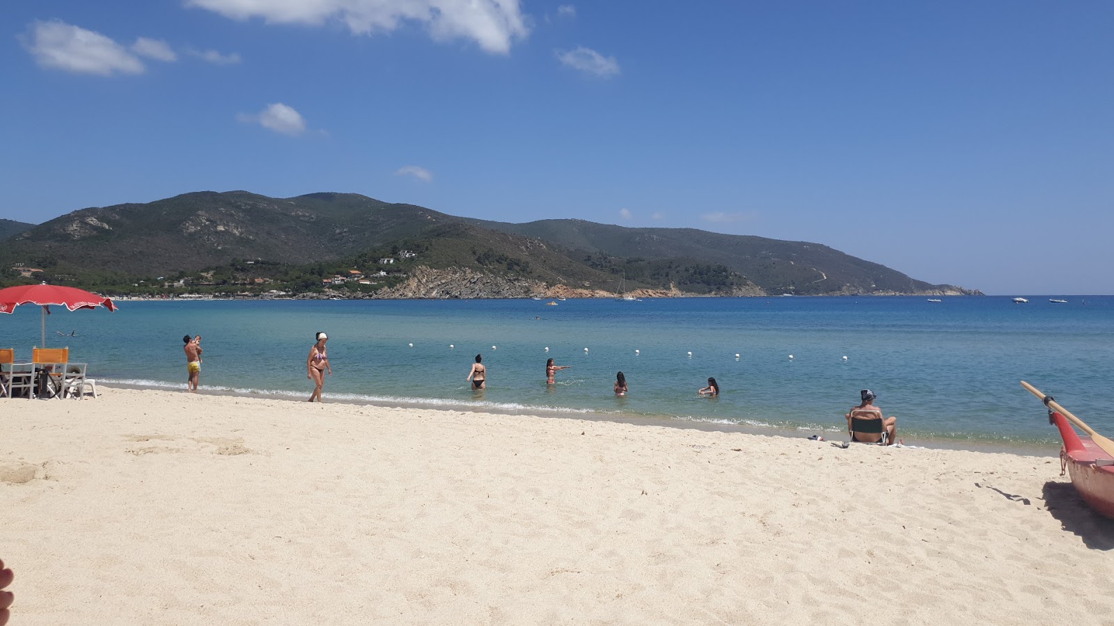 Marina di Campo Plajı'in fotoğrafı - rahatlamayı sevenler arasında popüler bir yer