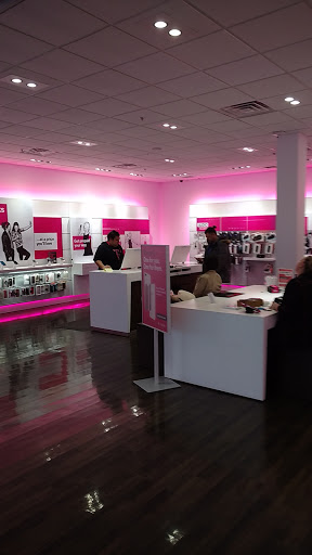 Cell Phone Store «T-Mobile», reviews and photos, 1007 S Rand Rd, Lake Zurich, IL 60047, USA