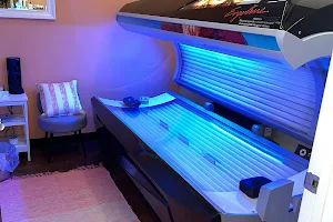 Glisten Salon & Tanning image