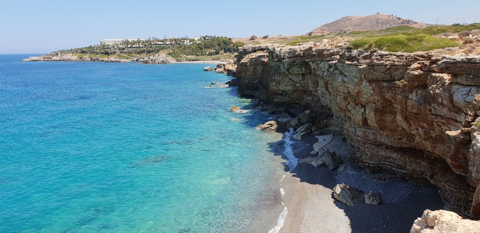 Kamara Beach'in fotoğrafı dağlarla çevrili