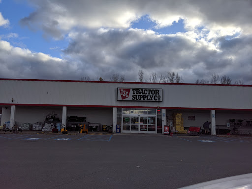 Tractor Supply Co., 1125 Arsenal St, Watertown, NY 13601, USA, 